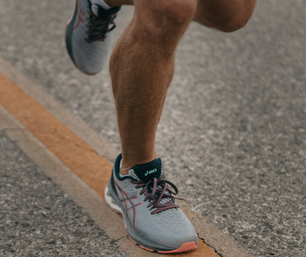 Running shoe and leg